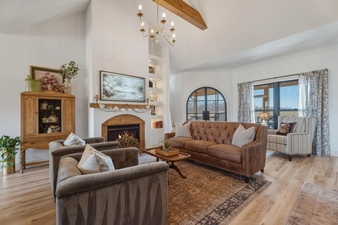 Bedroom with patterned ceiling